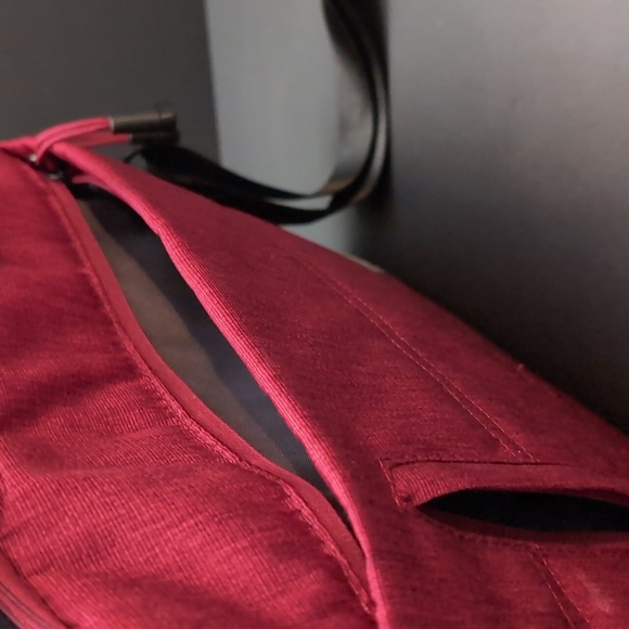 Targus Groove X Red Slip-Case Mac-book Case with Strap. - Picture 4 of 11